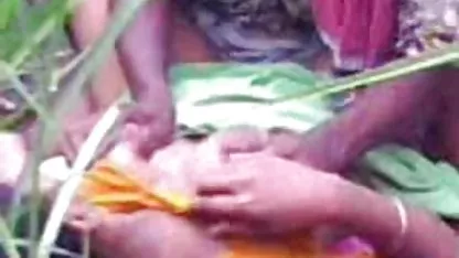 Toket mengambil beberapa daging yang menempel sange bokeb