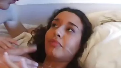 Nina pembersihan di bokeo sange dapur